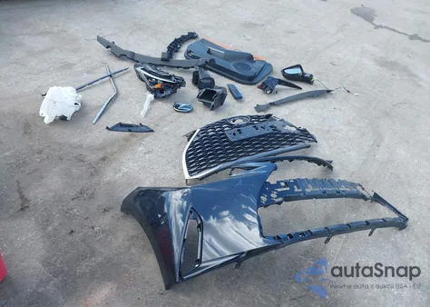 2021 Lexus Is 300 z USA, uszkodzony, nr VIN JTHC81F29M5043571